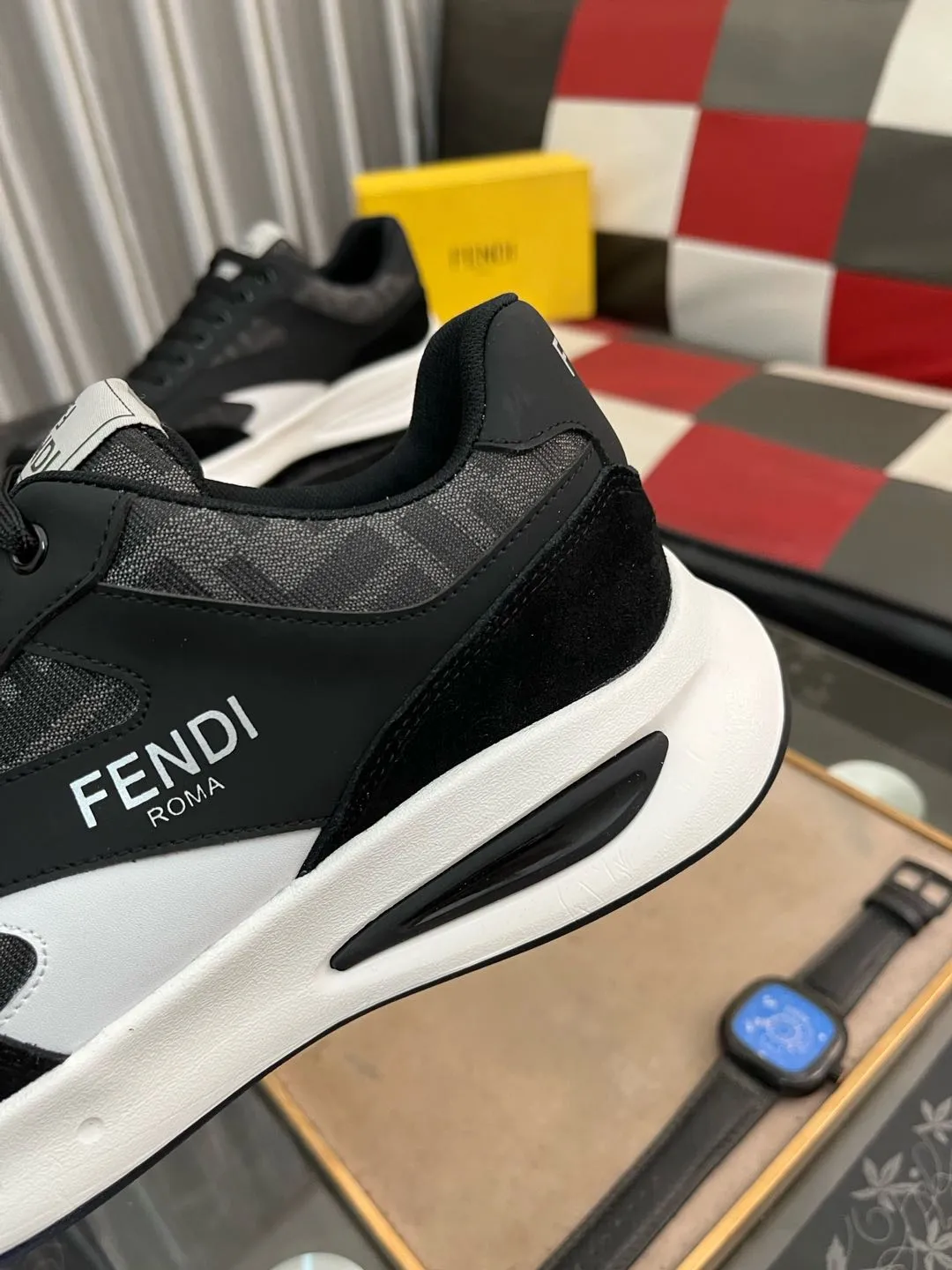Men's Men's Shoes💰440⌚️⌚️[fendi] Fendi's classic and comfortable men's, this complex sneaker is made of soft calfskin➕genuine leather lining➕original ultra-light rubber material with rough outsole. This unique light style is suitable for the casual and refined sensibility of this season. It is comfortable and natural on the feet. It is an everyday style for casual travel in autumn and winter! 38−443️⃣colors available